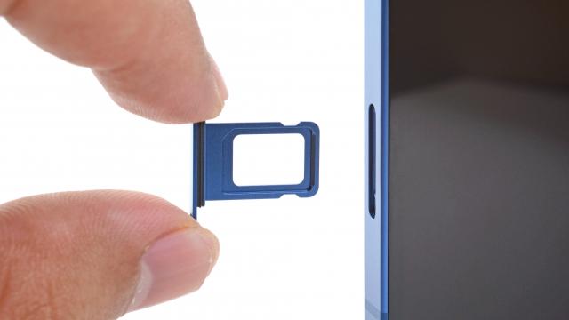 <b>Apple va testa piața prin lansarea unui iPhone 14 fără slot SIM fizic în unele regiuni; O variantă doar cu eSIM </b>Cu pași repezi ne apropiem și de luna septembrie, început de toamnă care va fi marcat de un eveniment grandios marca Apple în care vom vedea prezentate o mulțime de noi produse, cu focus pe seria de telefoane iPhone 14