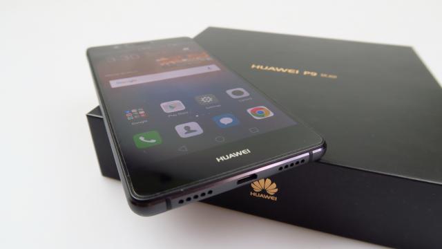 <b>Huawei P9 Lite Unboxing: scoatem din cutie urmaşul unui best seller în România (Video)</b>Mobilissimo.ro scoate din cutie telefonul Huawei P9 Lite, urmaşul lui P8 Lite, care s-a vândut foarte bine în România. Acest device costă în jur de 1.200 lei şi aduce un procesor Kirin 650 octa core, dar şi un ecran Full HD de 5.2 inch