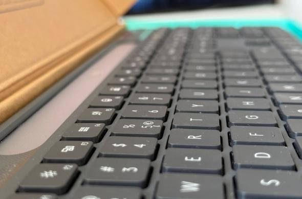 Logitech Signature Slim Solar+ K980 - Unboxing: Logitech (10).jpg