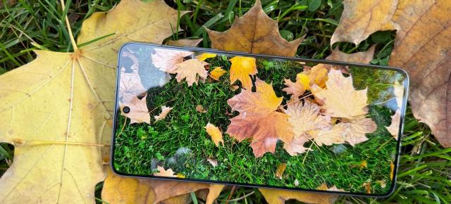 Motorola edge 70: Display-ul are muchii chiar înguste, mai crește în diagonală și e plat P-OLED 120Hz