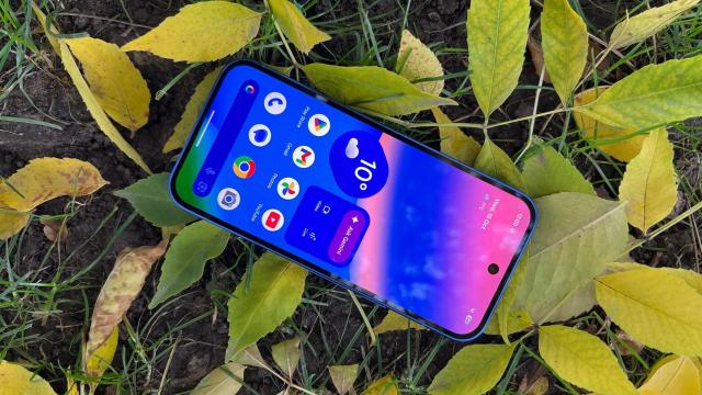 <b>Google Pixel 10: Display-ul cel mai luminos de pe un telefon "mic"</b>În ultimii ani telefoanele Google Pixel au fost printre cele mai luminoase de la testele noastre, iar Pixel 9 spre exemplu atingea 1753 de LUX. Pe hârtie Google Pixel 10 pare a adopta acelaşi panou ca Pixel 9, tot de 6.3 inch şi tot OLED