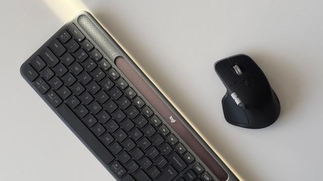 <b>Logitech Signature Slim Solar+ K980 Review: Tastatura ce se hrănește cu lumina soarelui sau a.. becului, fără porturi și fără cabluri de încărcare</b>Alături de mouse-ul MX Master 4 care a primit deja o recenzie Mobilissimo, cei de la Logitech mi-au trimis în teste și o tastatură aparte. Se numește Logitech Signature Slim Solar+ K980 și vine cu promisiunea de muncă neîntreruptă