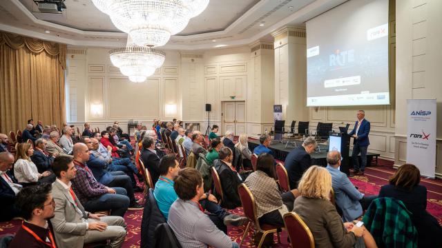 <b>RITE 2025 pune reflectorul pe AI, reglementări și securitate digitală; experți globali vin la București</b>Pe 28 octombrie, la hotelul JW Marriott din București, se ține RITE 2025, conferință organizată de ANISP, cu sprijinul Internet Society. E un eveniment care aduce în același loc actori importanți din industrie, inclusiv oameni de la Microsoft, Oracle, AWS