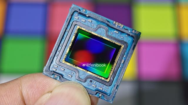 <b>LYT-910, primul senzor de 200 MP Sony e gata de lansare! Va ajunge pe flagship-uri „Ultra”, OPPO urmând a fi prima companie ce îl adoptă</b>Sony tocmai a confirmat lansarea LYT-910, primul său senzor de 200 megapixeli pentru smartphone-uri. Vorbim despre un model de top din seria LYTIA, care intră în categoria 1-inch, dar cu un format efectiv de 1/1.11 inch. E un senzor mare