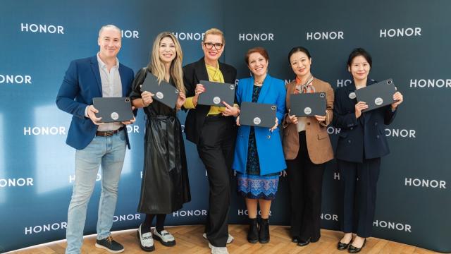 <b>HONOR le oferă arhitecţilor români în devenire tablete HONOR Pad 10 - parteneriat cu Facultatea de Arhitectură</b>După ce HONOR a susţinut talentele locale în rândul designerilor prin programul HONOR Talents, acum susţine şi arhitecţii din România, inclusiv cei în devenire. Astfel, compania va furniza tablete HONOR Pad 10 Facultăţii de Arhitectură de Interior