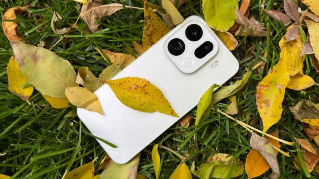 <b>OPPO Find X9 Pro: Design elegant și sofisticat, cu forme geometrice și muchii plate aflate în armonie</b>Schimbările de look sunt controversate la noile dispozitive și nu numai, pentru că aceleași critici apar și în domeniul auto, iar aici ca exemplu mă gândesc doar la ultimul BMW Seria 1 comparat cu o KIA. Dar nu despre mașini