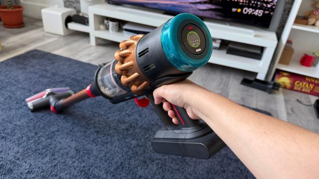 <b>Dyson V16 Piston Animal Submarine Review: Aspiratorul vertical care nu lasă nici cel mai mic sau mare fir de păr să scape, cu multe accesorii și foarte puternic</b>Sunt prins! Prins cu treabă şi prins între respectul pe care îl am pentru inventatorul James Dyson şi cu o dilemă. Le zicem animale de companie sau "fur babie"? Aşa spun milenialii la animalele blănoase care substituie copiii în ziua