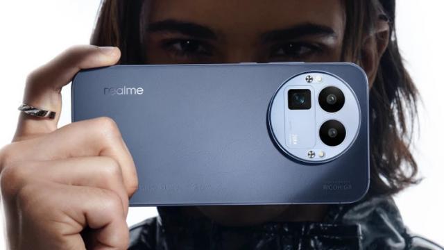 <b>realme GT8 Pro așteptat din noiembrie și în Europa! Are 7000 mAh, Snapdragon 8 Elite Gen5</b>Pe data de 21 octombrie vă povesteam în cadrul unui articol despre realme GT8 Pro, un nou flagship cu procesor Snapdragon 8 Elite Gen5 care se remarca prin modulele diferite de cameră. Nu îți place cel circular? Îl poți face