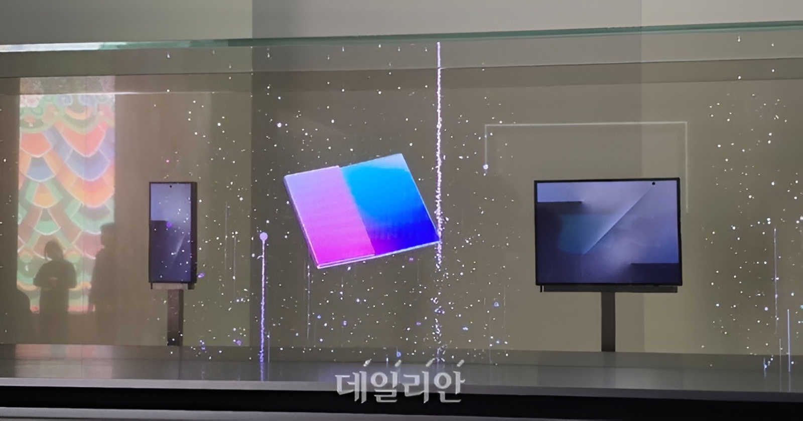 Galaxy Z TriFold, confirmat oficial! Pliabilul în 3 secțiuni expus într-un stand de sticlă, fără interacțiune directă