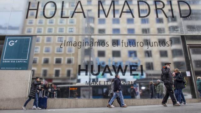 <b>Huawei rămâne fidelă lui Android, vrea să își extindă prezența în Europa prin magazine flagship</b>Chiar dacă a lucrat la HongMeng/Ark OS 7 ani, Huawei rămâne fidelă lui Android, sau cel puțin asta lasă să se înțeleagă un oficial al sau. E vorba despre Walter Ji, președinte Huawei Consumer Business Group pe Europa de Vest, care a fost intervievat de ..