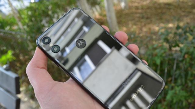 <b>Motorola One sosește la review la Mobilissimo.ro! Smartphone Android One cu ecran de 5.9 inch și cameră duală</b>Printre telefoanele care ajung în această lună pe masa de teste Mobilissimo se numără și Motorola One, smartphone ce rulează platforma Android One și care va sosi la vânzare pe plan local la început de noiembrie. Acest handset adoptă