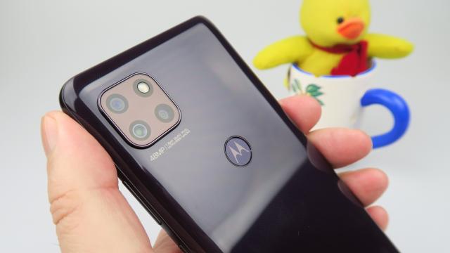 <b>Motorola Moto G 5G: Cameră bună mai degrabă de aproape, la selfie şi la filmare 4K</b>După ce am testat telefonul cu 6 camere la bord, Moto G 5G Plus, dintre care două în faţă, revenind la un telefon clasic, cu camera tripla în spate şi camera singulară în faţă. Acest Moto G 5G aduce o cameră selfie de 16 MP, cu focalizare fixă şi deschide