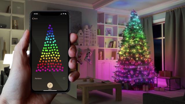 <b>E LUNI e AMAZON: Azi vă recomandăm o instalație luminoasă smart pentru pomul de Crăciun, ușor de controlat folosind smartphone-ul sau chiar vocea</b>Revenim astăzi cu un nou articol din seria “E LUNI e AMAZON” și având în vedere că sărbătorile de iarnă se apropie cu pași repezi, produsul de astăzi este dedicat Crăciunului. Este vorba despre o instalație luminioasă pentru brad care poate fi controlată