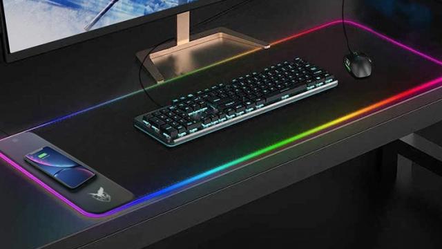 <b>E LUNI e AMAZON: Azi vă recomandăm un mousepad de dimensiuni generoase cu iluminare RGB și încărcare wireless pentru telefoane și purtabile</b>Revenim astăzi cu un nou articol din seria “E LUNI e AMAZON” prin care vă recomandăm un mousepad inedit care se va potrivi perfect cu setup-urile de gaming RGB. Acesta se vinde pe Amazon DE, iar în partea stângă prezintă un încărcător wireless care