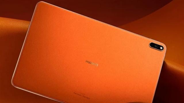 <b>Huawei MatePad Pro 2 a primit certificarea TENAA; Tableta rulează HarmonyOS și beneficiază de conectivitate 5G</b>Ne așteptăm ca odată cu noua serie de flagship-uri P50, Huawei să lanseze și o nouă tabletă. Este vorba despre MatePad Pro 2 care a primit recent certificarea TENAA. Aceasta ar fi tableta succesoare pentru modelul original (MatePad Pro) lansat