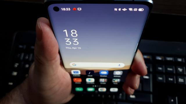 <b>Oppo Reno 3 Pro (5G): Baterie cu autonomie între Galaxy A51 şi A71</b>Oppo Reno 3 Pro (5G) este dotat cu o baterie de 4025 mAh, care pe hârtie ar trebui să fie OK pentru diagonala sa. Are şi încărcare rapidă la 30W (VOOC 4.0), care teoretic promite că duce bateria la 50% în doar 20 de minute. Să vedem cum a stat la testele