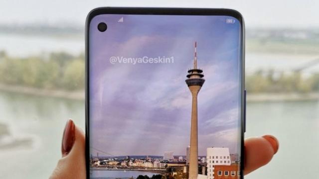 <b>Samsung Galaxy S10 ar putea avea 1 TB stocare, 12 GB RAM în varianta specială 5G Beyond X</b>Nu se putea ca la început de săptămână să nu mai aflăm câte ceva nou legat de Samsung Galaxy S10, telefonul așteptat să debuteze oficial la început de 2019 înainte de startul târgului de tehnologie MWC 2019 din Barcelona. Printre detaliile