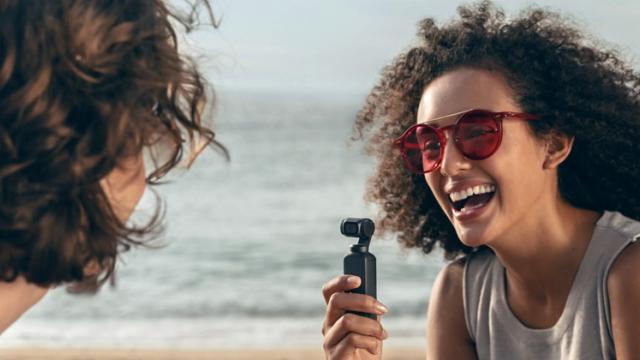 <b>DJI Osmo Pocket este un gimbal ce are cameră video integrată; Filmează 4K și vine în magazine de sărbători</b>Din partea celor de la DJI vine pe neașteptate astăzi lansarea lui Osmo Pocket, un gimbal ceva mai diferit care are cameră video integrată la pachet. Produsul este capabil de filmare 4K Ultra HD și aflăm că lansarea sa în magazin vine la fix