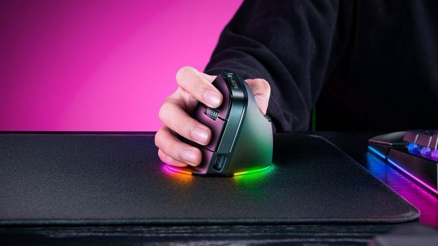 <b>Razer Pro Click V2 Vertical Edition a debutat; Design ergonomic, senzor de 30.000 DPI, buton dedicat pentru ChatGPT</b>Razer a lansat Pro Click V2 Vertical Edition, primul său mouse vertical, gândit special pentru cei care vor confort chiar și în timpul sesiunilor de gaming. Inedit în cazul acestui model e că producătorul a inclus un buton dedicat pentru ChatGPT
