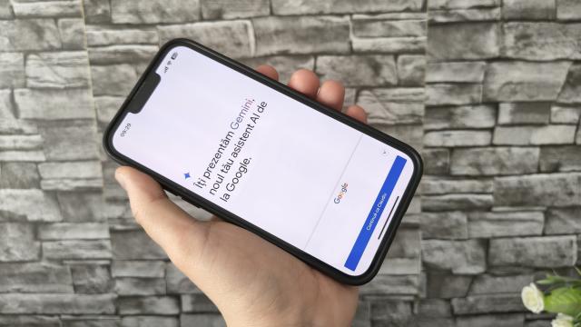<b>CEO-ul Google speră la o colaborare cu Apple pentru a aduce Gemini preinstalat în iOS 19</b>iOS 19 vine la toamnă preinstalat pe iPhone 17 și tot preinstalat ar putea veni pe noile telefoane și Gemini, sau cel puțin asta speră CEO-ul Google, Sundar Pichai. Într-o declarație recentă, oficialul companiei Google a declarat că este