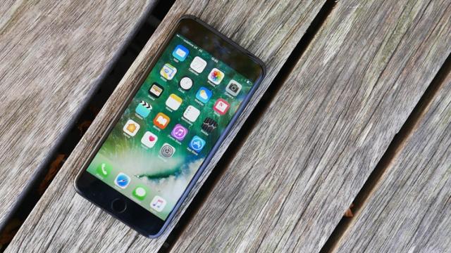 <b>iPhone 7 este cel mai popular smartphone din lume în trimestrul 2 al acestui an</b>Un raport al celor de la Strategy Analytics confirmă astăzi faptul că cel mai popular smartphone la nivel global din trimestrul 2 a fost chiar iPhone 7, cel mai compact flagship de pe piață ce nu este tocmai accesibil de achiziționat. Pe poziția