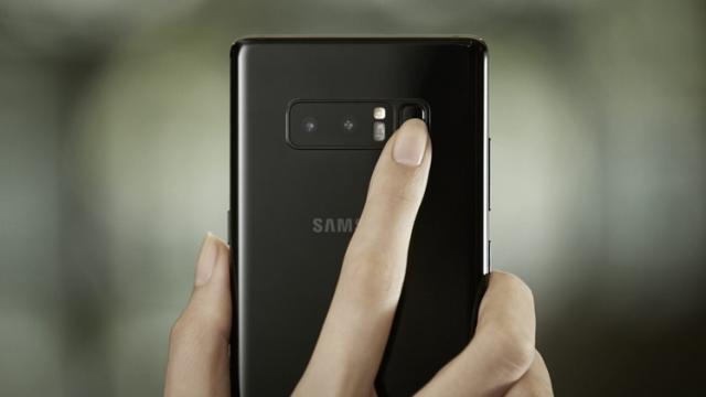 <b>Samsung Galaxy Note 8 este primul smartphone al sud-coreeniilor ce vine cu o cameră duală; aduce și 6 GB RAM, Stylus S-Pen</b>Astăzi spunem stop tuturor materialelor leak asociate lui Samsung Galaxy Note 8 și asta pentru că phablet-ul tocmai ce a fost anunțat oficial în cadrul unui eveniment de presă special susținut de către sud-coreeni în New York. Am văzut pe scenă