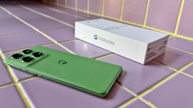 <b>Motorola edge 60: Benchmark-uri de midrange tipic, nu e vreun Greuceanu al jocurilor</b>Motorola edge 60 vine cu un procesor tipic midrange, un MediaTek Dimensity 7300. Acesta e un procesor octa core, bazat pe tehnologie de 4 nm şi cu GPU Mali-G615 MC2. Are şi 8 sau 12 GB RAM şi 256 sau 512 GB stocare UFS 4.0