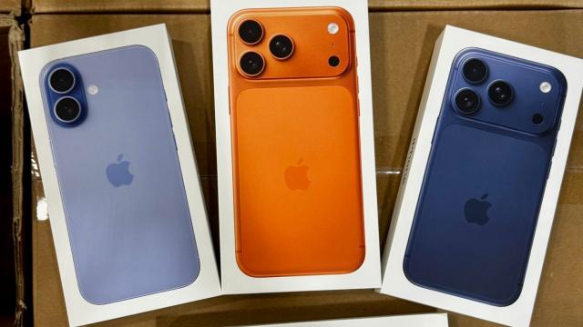 <b>iPhone Air iese din rând chiar din cutie; Profilul lateral apare pe ambalaj, spre deosebire de restul modelelor</b>Iată la ce te poți aștepta dacă vrei să afli în avans cum arată cutiile noii serii iPhone 17 de la Apple - președintele T-Mobile, Jon Freier, a publicat pe X imagini clare cu ambalajele retail pentru iPhone 17 Pro și iPhone Air, oferind un preview rar..