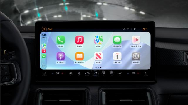 <b>CarPlay primește un upgrade serios cu iOS 26; Design Liquid Glass, widgeturi și streaming video direct în mașină</b>iOS 26 este disponibil oficial începând cu 15 septembrie, iar odată cu el, CarPlay primește cel mai mare set de upgrade-uri din ultimii ani. Nu e nevoie să atingi setările mașinii – doar îți actualizezi iPhone-ul și gata, CarPlay va primi