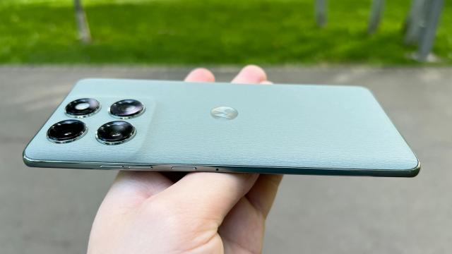 <b>Care sunt primele telefoane Motorola ce primesc Android 16? Distribuția noului release a început oficial</b>În urmă cu doar câteva momente aflam că Sony a început distribuirea lui Android 16 pe flagship-ul Xperia 1 VII și iată că acum este rândul Motorola să iasă la interval, cu update-ul livrat pe două telefoane și nu flagship-uri, ci modele mid-range