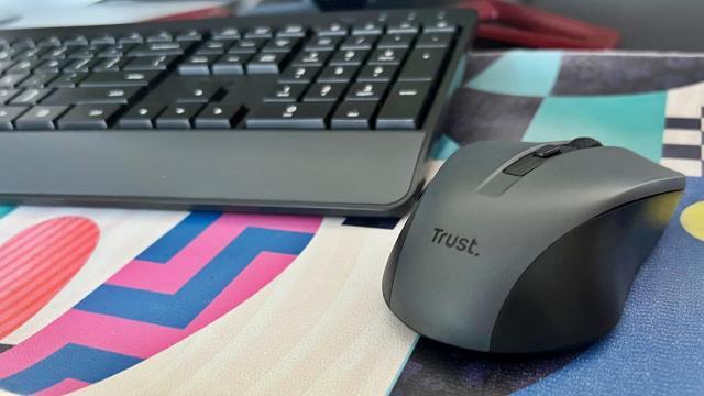 <b>TRUST Trezo Comfort Review: Kit de buget cu mouse și tastatură wireless ideal pentru munca office "în liniște"</b>Fără periferice nu se poate, iar de multe ori avem nevoie de o tastatură și un mouse care să ducă greul, fără prea mari pretenții la DPI, dimensiuni și design să spunem. Ideal ar fi un kit, unul wireless pentru a nu te încurca în cabluri