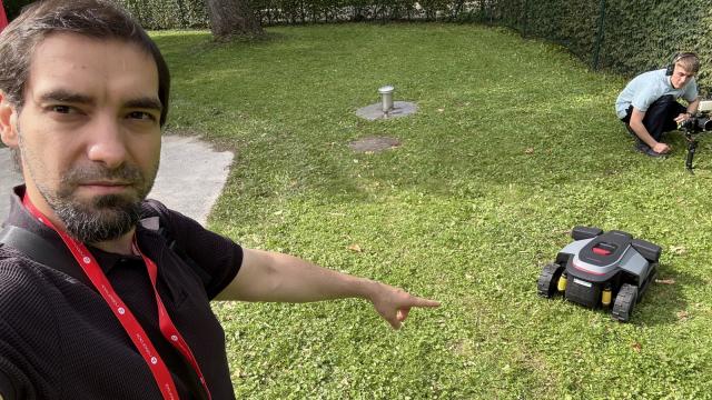 <b>Roborock RockMow Z1, robotul de tuns iarbă cu tracțiune integrală; Urcă pante de 38,7 grade și evită obstacolele la milimetru</b>Am fost invitați la München pentru o demonstrație reală, în aer liber, cu RockMow Z1, primul robot de tuns gazonul lansat de Roborock. După ce a fost prezentat inițial la IFA Berlin pe un petic de gazon artificial, l-am revăzut acum pe teren serios..