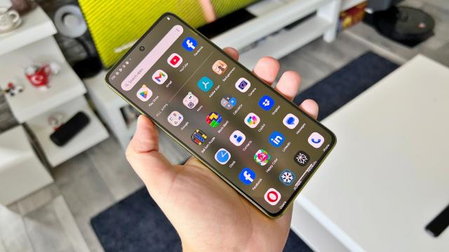 <b>Motorola moto g86 Power: Display fix ca la moto g86, poate mai luminos chiar</b>Moto g86 Power are fix acelaşi ecran ca moto g86, adică un P-OLED de 6.67 inch. VIne cu refresh rate de 120 Hz, rezoluţie de 2712 x 1220 de pixeli şi protecţie Gorilla Glass 7i. Acolo unde predecesorul avea Gorilla Glass 5 şi mă refer