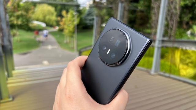 <b>HONOR va pune o cameră de 200 de megapixeli pe pliabilul Magic V6 </b>HONOR se pregăteşte să dea o replică pe măsura lui Samsung Galaxy Z Fold7, urmând a pune o cameră de 200 de megapixeli pe următorul său pliabil. Aşa numitul HONOR Magic V6 va cunoaşte un upgrade