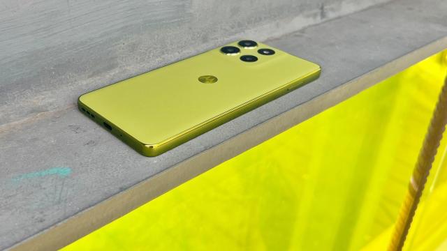 <b>Motorola moto g86 Power: Hardware 1 la 1 cu G86, în afară de baterie, serios upgradată</b>Motorola moto g86 Power are fix acelaşi hardware ca şi Moto g86, doar că aduce extra baterie. E drept şi că în versiunea testată de noi are şi RAM în plus, adică 12 GB faţă de 8 GB cât avea modelul non-Power. Ce altceva mai primim