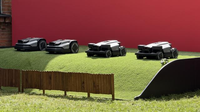 <b>Roborock pune la treabă noii săi roboți de tuns iarba în cadrul unui eveniment în Germania; RockMow Z1, RockMow S1, RockNeo Q1</b>La scurt timp de la anunțul din cadrul târgului de tehnologie IFA 2025 din Berlin, Roborock a ținut să ne prezinte noii roboți de tuns iarba într-un mediu mai adecvat, departe de gazonul artificial. Am fost astfel invitați în Munchen, Germania pentru