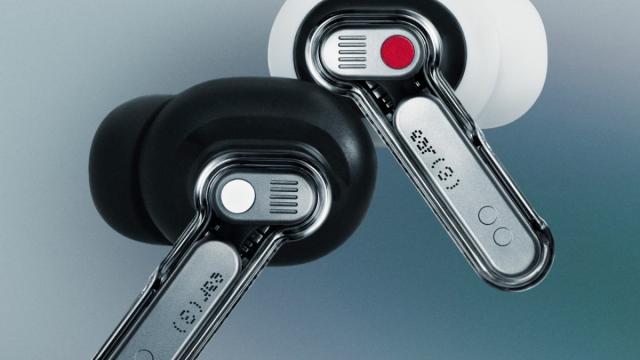 <b>Căștile Nothing Ear (3) au debutat oficial! Au funcție Super Mic, Bluetooth 5.4 și un design mai solid ce implică metal</b>Nothing tocmai a anunțat oficial noul model de căști TWS, Ear (3). Acestea aduc câteva upgrade-uri notabile față de generațiile anterioare. Dacă până acum produsele din portofoliu aveau în ADN transparență și un design „techy”, compania pare să intre