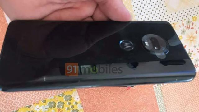 <b>Motorola Moto G7 mai bifează o scăpare; De această dată în fotografii hands on</b>În ultimele 48 de ore am avut multe scăpări despre seria de telefoane Motorola Moto G7, culminând cu faptul că vor debuta pe 7 februarie în Brazilia. Au mai apărut şi benchmark-uri, specificații şi randări, dar azi vedem şi câteva