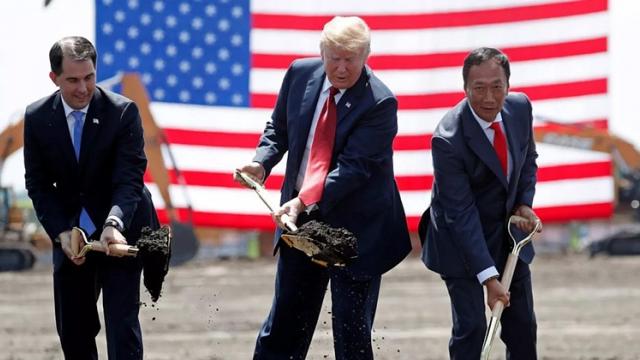 <b>Foxconn va construi până la urmă o fabrică în SUA, după o "discuţie personală" cu Donald Trump</b>Dacă o să căutaţi pe Google "Foxconn Trump" o să găsiţi poze haioase cu Donald Trump dând la lopată împreună cu mai marii Foxconn. Oficialii au pus bazele parteneriatului pentru o fabrică Foxconn în SUA vara trecută şi au pus