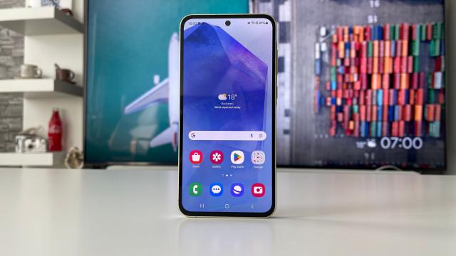 <b>Samsung Galaxy A55: Display mai mare și mai luminos decât la predecesor, acum cu protecție Gorilla Glass Victus+ </b>Samsung Galaxy A55 aduce upgrade-uri și la capitolul ecran, de departe cel mai mare fiind boost-ul de diagonală, astfel că de la 6.4 inch urcăm la 6.6 inch. Tehnologia se păstrează aici și lucrăm cu un panou Super AMOLED ce oferă rezoluție