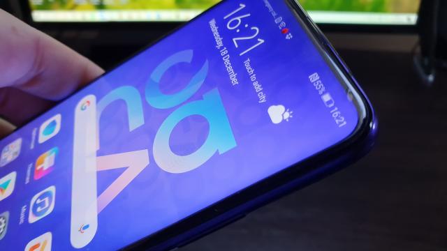 <b>Huawei Nova 5T: Display LCD clasic, OK la culori, bun la interior, la limită în bătaia soarelui</b>Huawei Nova 5T are un ecran IPS LCD de 6.26 inch, care apropo în ziua de azi nu mai este considerat uriaş, ci "noul normal". Are rezoluţie de 2340 x 1080 pixeli şi aspect 19.5:9. Orificiul din ecran este destul de îngust, la 4.5 mm în diametru, faţă de..