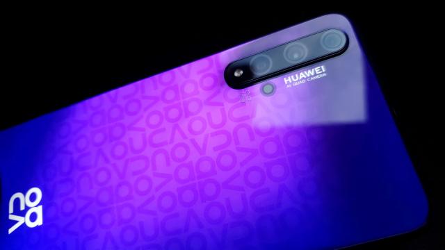 <b>Huawei Nova 5T: Camera care te face să uiţi că ai un telefon midrange în mână, mai ales noaptea</b>Huawei are un set de camere care sună excelent pe hârtie. Pornim de la camera de 32 megapixeli din faţă, într-un orificiu croit după chipul şi asemănarea celui de pe Honor View 20, doar că mai mic în diametru şi mai discret. Mă aştept să fie aceeaşi..