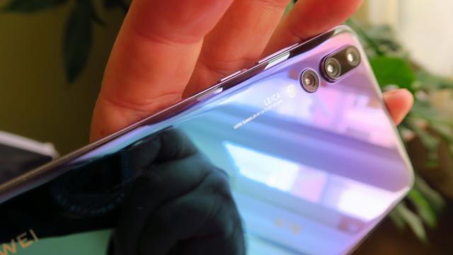 <b>O lună cu Huawei P20 Pro; Cum ajută AI-ul experiența de utilizare și cum ajustează performanțele telefonului</b>Pe data de 27 martie în Paris cei de la Huawei dezvăluiau cu mare fast smartphone-ul Huawei P20 Pro, primul terminal de pe piață echipat cu o cameră triplă în spate și cu numeroase aplicații ce țin de AI (Inteligență Artificială) la bord