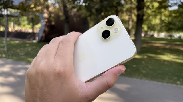 <b>Apple iPhone 15 Review: upgrade-uri mari pentru iPhone-ul entry-level, de la ecran, la procesor, ba chiar și cameră</b>Chiar în ziua lansării comerciale pe data de 22 septembrie am pus mâna pe un iPhone 15, primit în teste de la cei de la iStyle, un telefon pe care l-am folosit ca daily driver timp de o săptămână și pe care astăzi o să vi-l prezint într-o scurtă