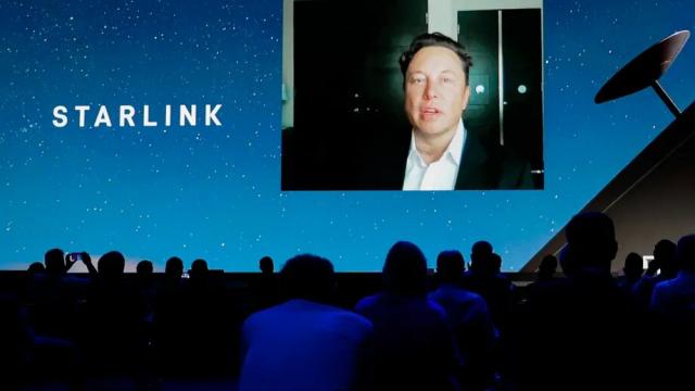 <b>Elon Musk a vorbit despre Starlink la MWC 2021: 500.000 de abonaţi în 2022, lansare globală în câteva săptămâni</b>MWC 2021 a fost total lipsit de strălucirea de altă dată şi lansările le-ai putea număra pe degete. Evenimentul de căpătâi a fost totuşi cel în cadrul căruia a vorbit Elon Musk, detaliind viitorul proiectului Starlink