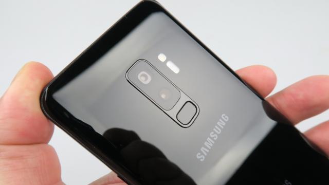 <b>Samsung lucrează din nou la o cameră cu deschidere duală a diafragmei, senzori foto deplasabili</b>În vreme ce așteptam ca tehnologii ca Liqud Lens, lentile freeform și camere cu zoom optic variabil să prindă tot mai mult în zona smartphone, azi aflăm că Samsung vrea să readucă în actualitate o tehnologie pe care o dezvoltase și utilizase cu câțiva