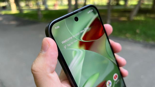 <b>Google Pixel 9: Baterie de-a dreptul surprinzătoare la utilizare continuă, peste Pro XL?</b>Google a decis să umble și la bateria lui Pixel 9, astfel că de la 4575 mAh (Pixel 8) urcăm acum la 4700 mAh, adică 125 mAh în plus care ar putea livra mai multă autonomie alături de un procesor mai eficient. Încărcarea pe fir rămâne la 27W