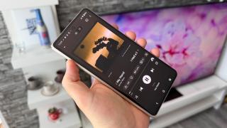 Motorola RAZR Fold: Acustică stereo semnată Bose, cu bas, voci clare și volum puternic