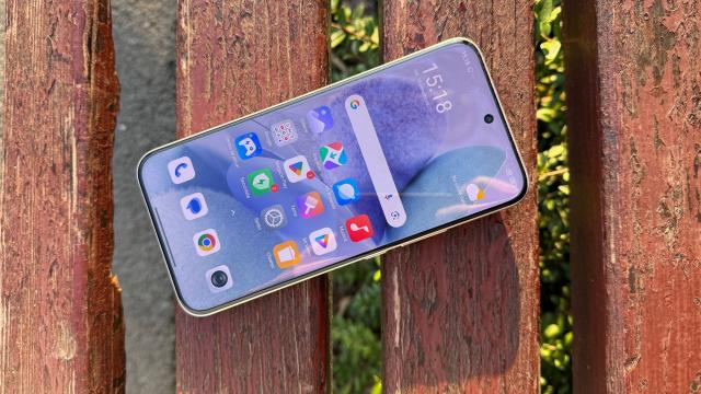 <b>Redmi Note 15 Pro+ 5G: Display AMOLED uriaș, protejat ca un flagship de mii de lei</b>Ecranul lui Redmi Note 15 Pro+ este unul special și văd că Redmi scoate în evidență aici rezistența sporită, cu un telefon ce beneficiază de protecție ca de flagship, adică Corning Gorilla Glass Victus 2. Panoul folosit este un AMOLED de-a