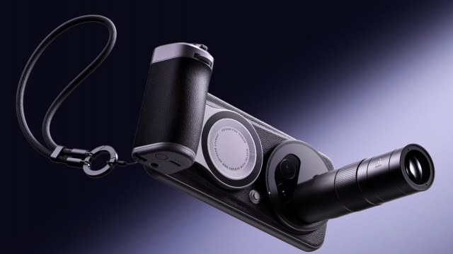 <b>HONOR Magic8 RSR e oficial, cu design Porsche, ataşament telephoto, stabilizare CIPA 6.5</b>HONOR a lansat pe 19 ianuarie atât ineditul telefon HONOR Magic8 Pro Air, cât şi varianta mai premium de 8 Pro. E vorba despre HONOR Magic8 RSR Porsche Design, care se remarcă prin designul inspirat de maşinile Porsche